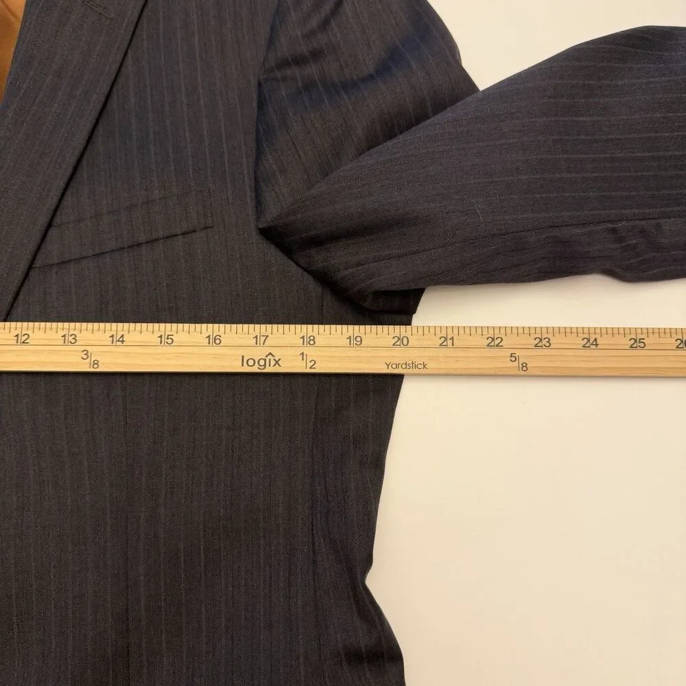 Jos A Bank Signature Slim Fit Blazer 40S Gray Pinstripe 100% Wool Sport Coat